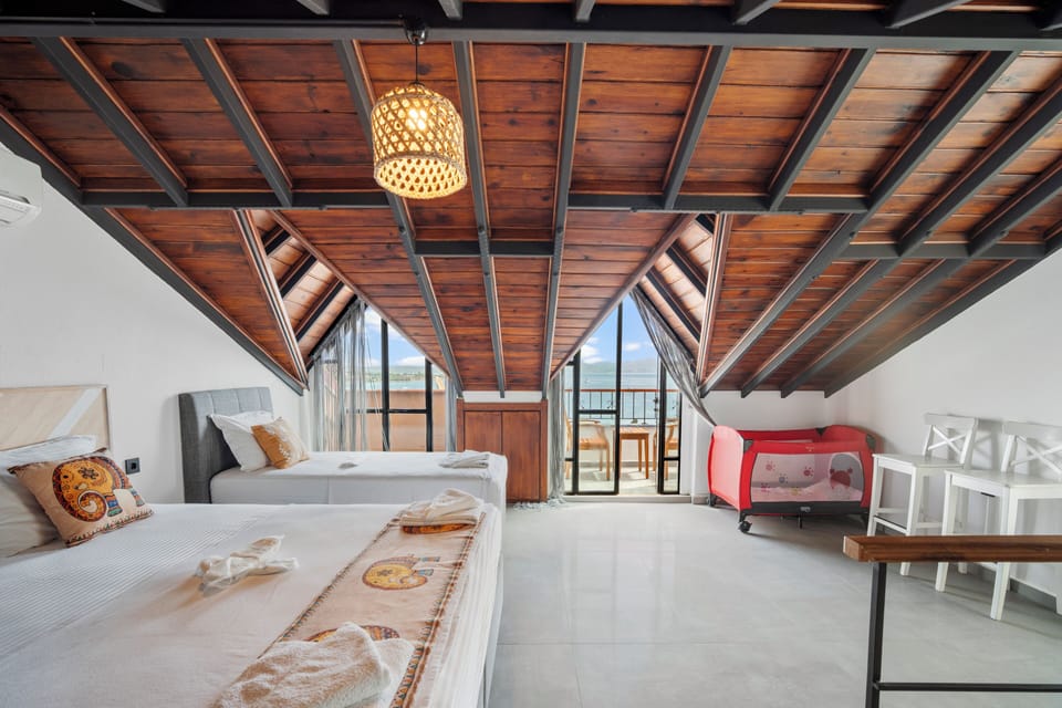 Executive Penthouse, Balcony | Soundproofing, free WiFi, bed sheets