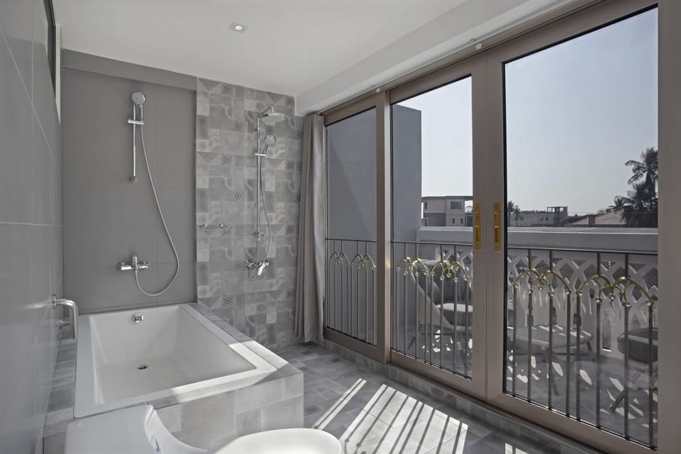 Deluxe Room | Deep soaking bathtub