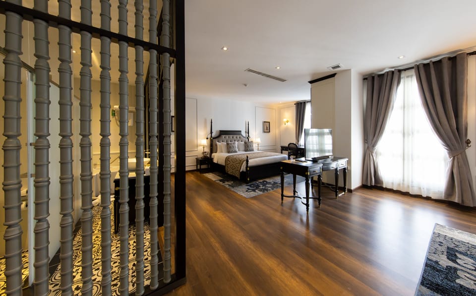 Premier Pool View | Minibar, in-room safe, desk, blackout drapes
