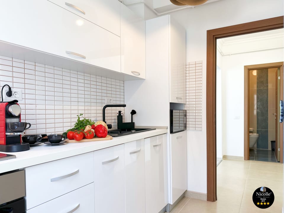 Deluxe Apartment, 2 Bedrooms, Lake View, Lakeside | Private kitchen | Full-size fridge, microwave, oven, stovetop