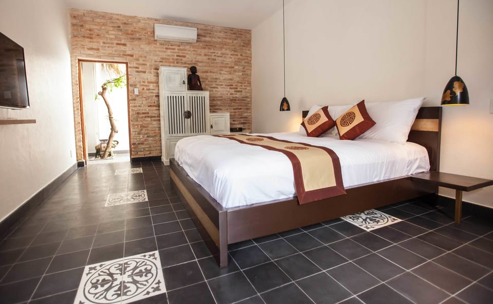 Premium bedding, in-room safe, desk, laptop workspace
