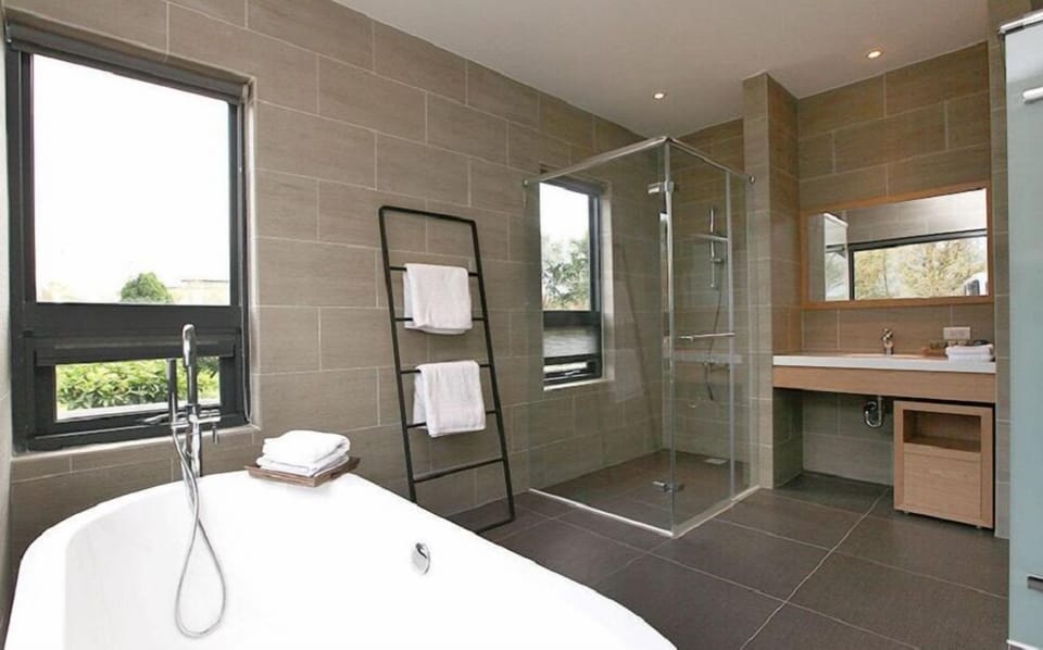 Standard Quadruple Room | Bathroom | Free toiletries, hair dryer, slippers, towels