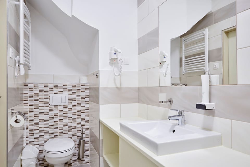 Studio, Terrace | Bathroom | Shower, free toiletries, hair dryer, towels