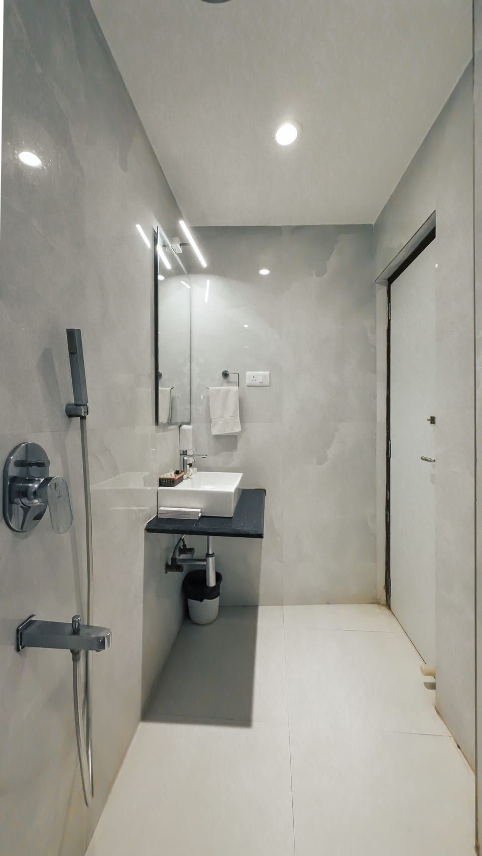 Deluxe Room | Bathroom | Shower, towels, soap, shampoo
