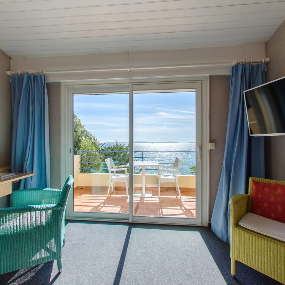 Triple Room | In-room safe, soundproofing, rollaway beds, free WiFi