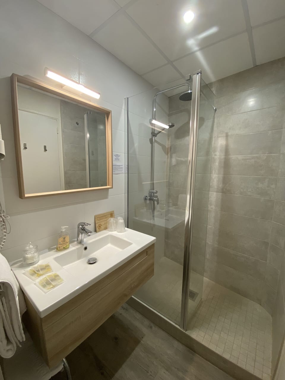 Triple Room | Bathroom | Free toiletries, hair dryer, towels