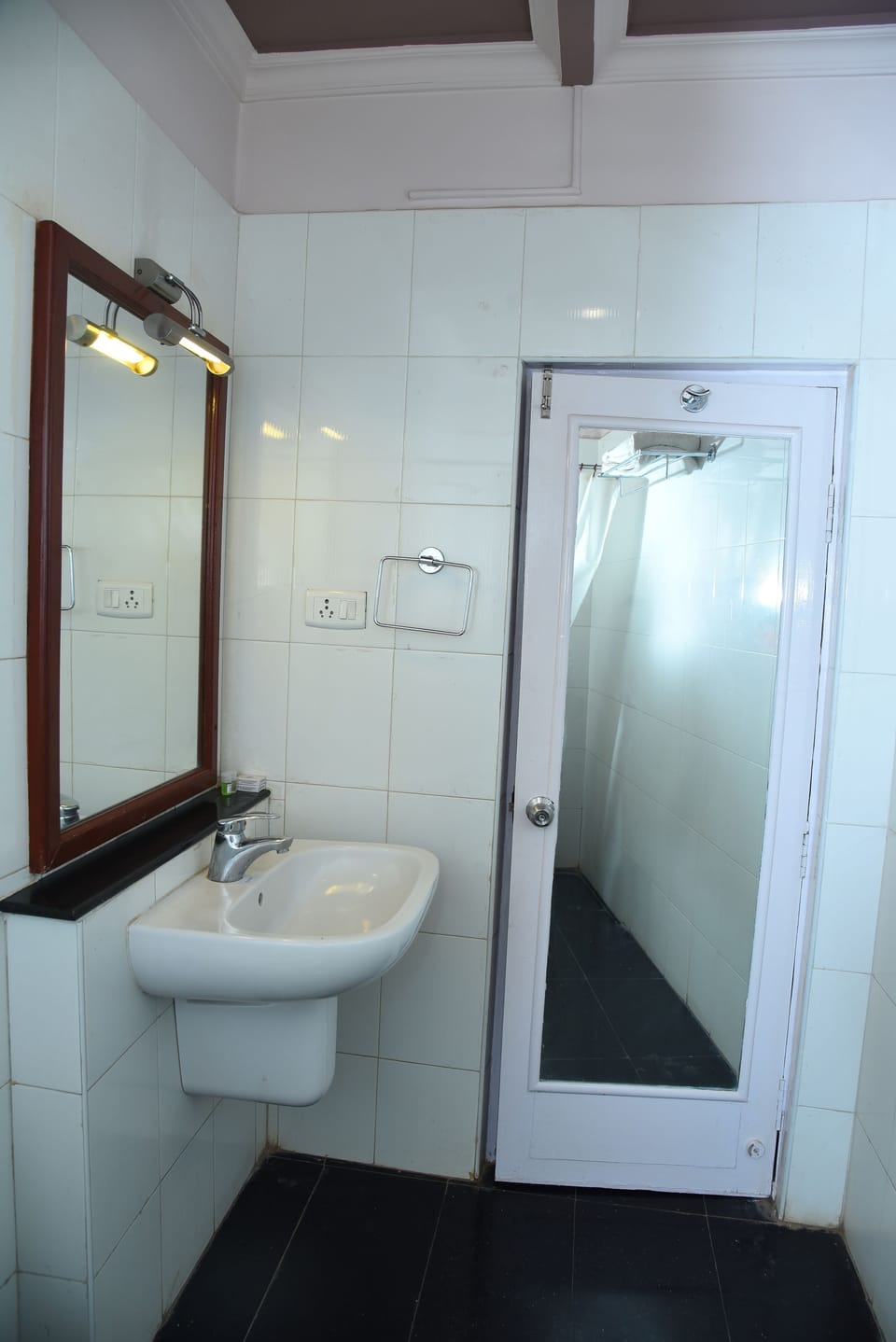 Executive Room | Bathroom | Shower, jetted tub, rainfall showerhead, free toiletries