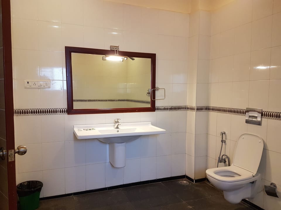Shower, jetted tub, rainfall showerhead, free toiletries