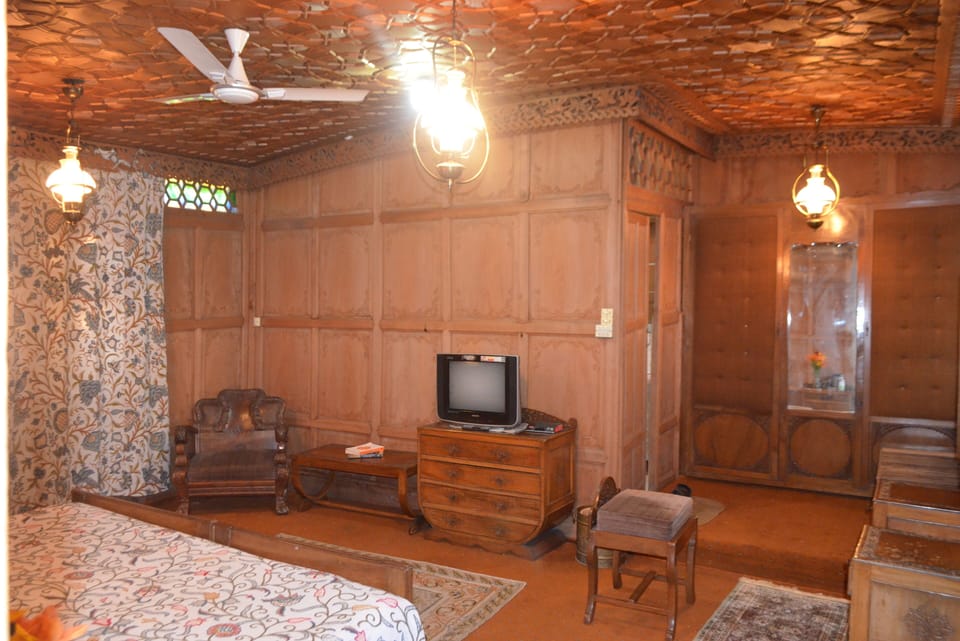 Deluxe Double Room | 1 bedroom, rollaway beds (surcharge), WiFi (free)