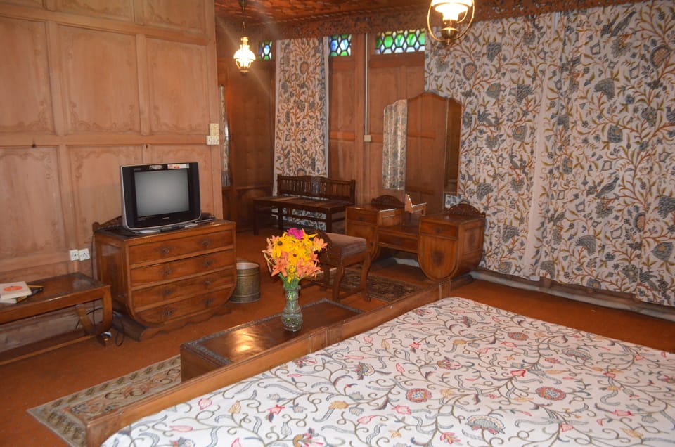 Deluxe Double Room | 1 bedroom, rollaway beds (surcharge), WiFi (free)