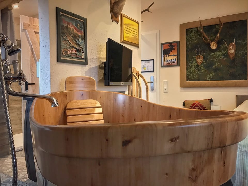 Comfort Double Room (Hunters Lodge) | Deep soaking bathtub