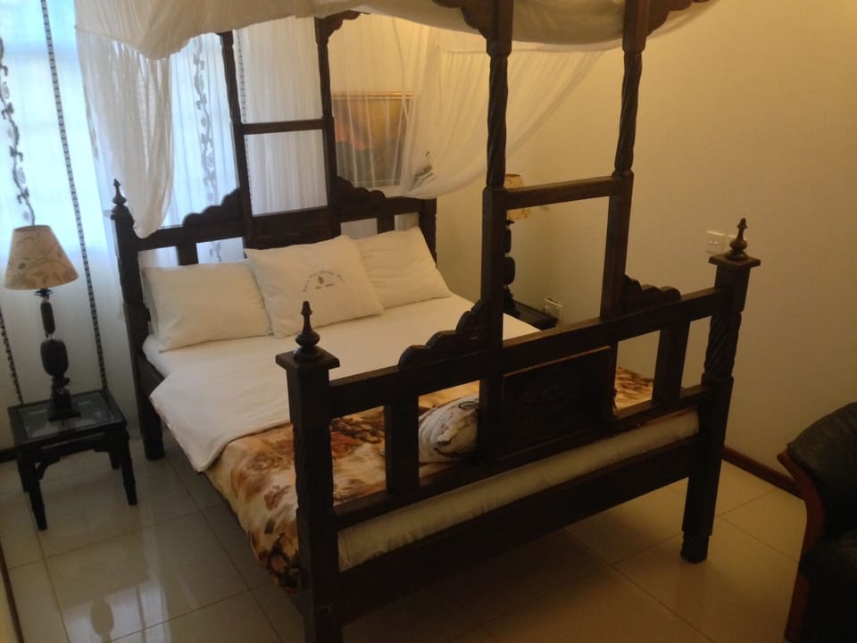Dramatic Black | 1 bedroom, bed sheets