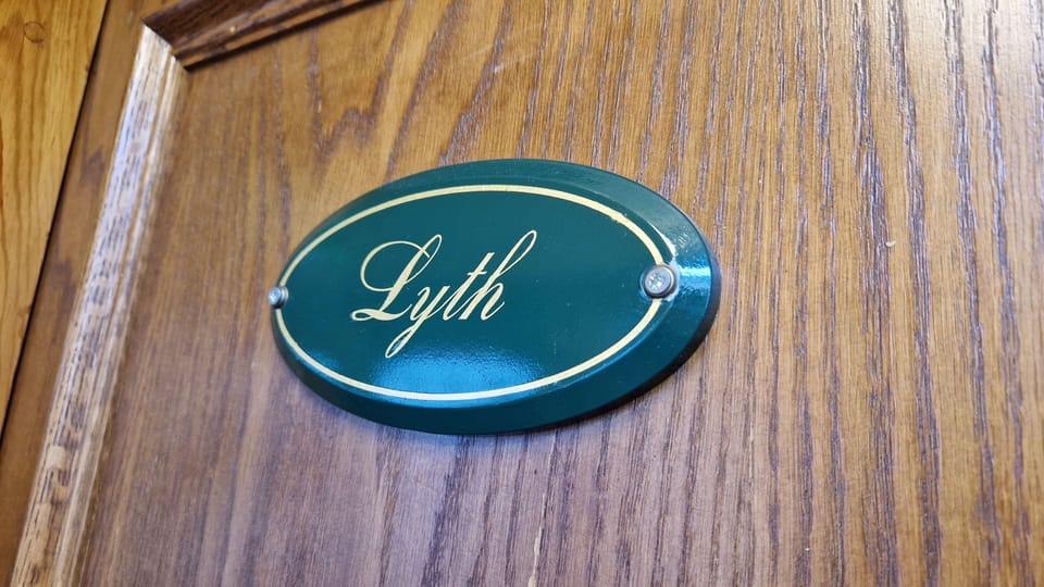 Double Room (Lyth) | Desk, iron/ironing board, free WiFi, bed sheets