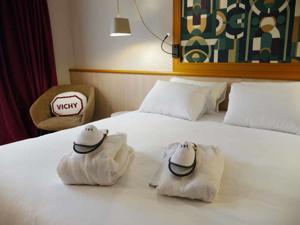 Privilege, Room, 1 Double Bed | Minibar, in-room safe, desk, blackout drapes
