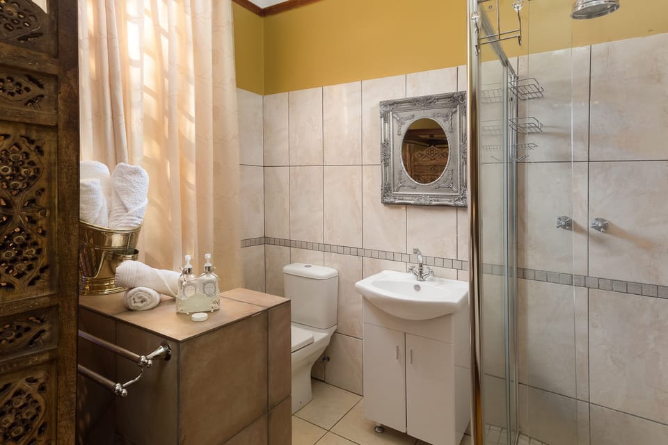 Luxury Double Room | Bathroom | Shower, free toiletries, hair dryer, towels