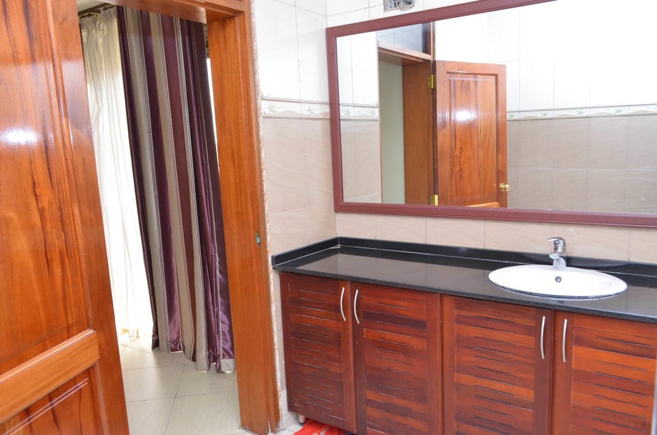 Shower, rainfall showerhead, free toiletries, towels