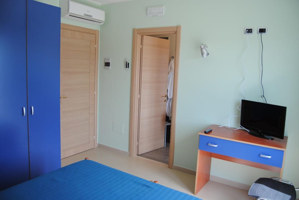 Minibar, desk, WiFi (free), bed sheets