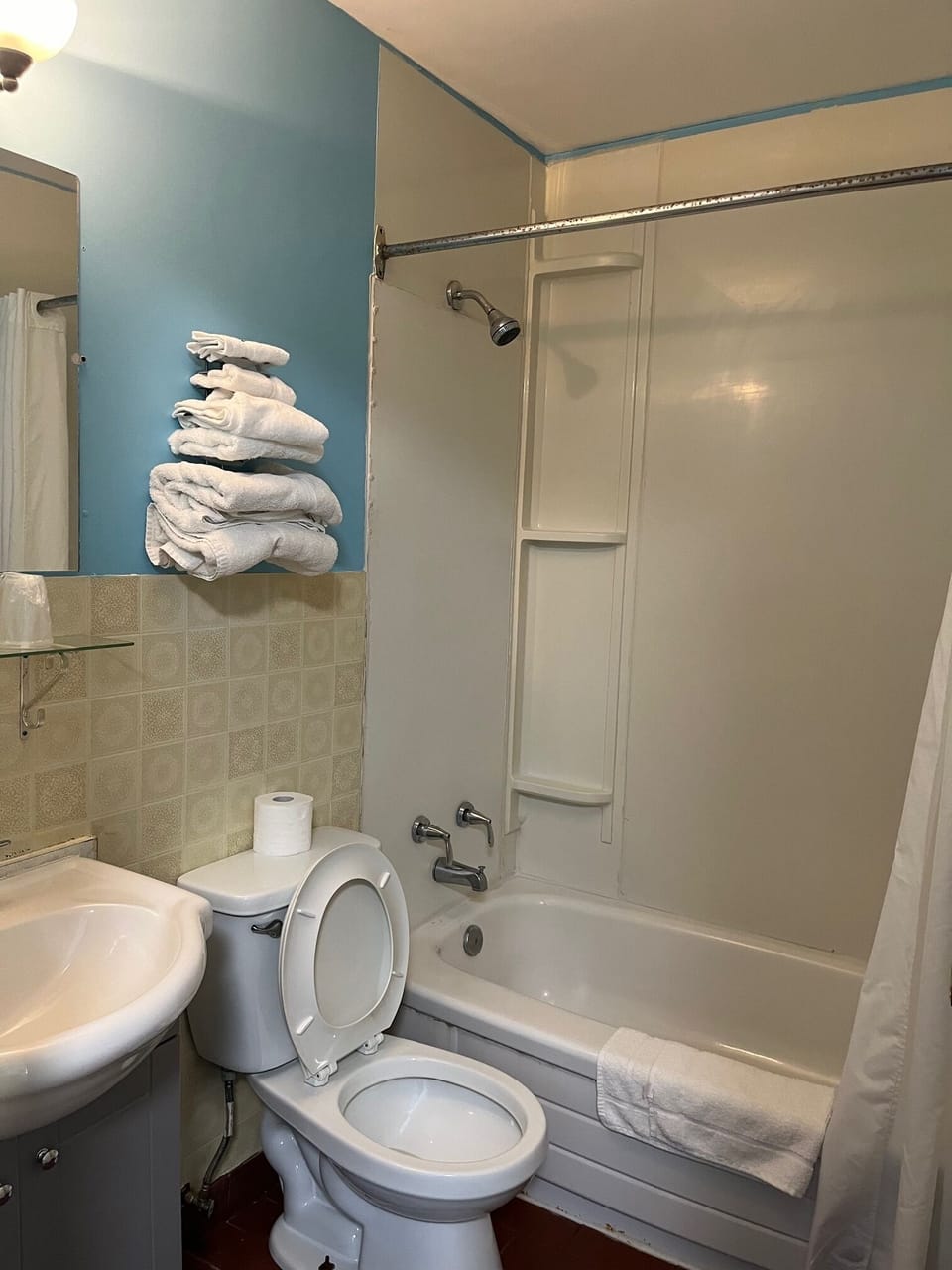 Combined shower/tub, deep soaking tub, towels, soap