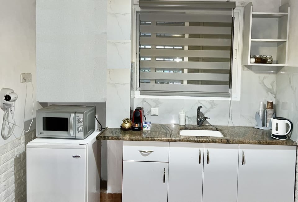 Deluxe Suite, 1 Bedroom, Hot Tub, Garden View | Private kitchen | Full-size fridge, microwave, stovetop, espresso maker
