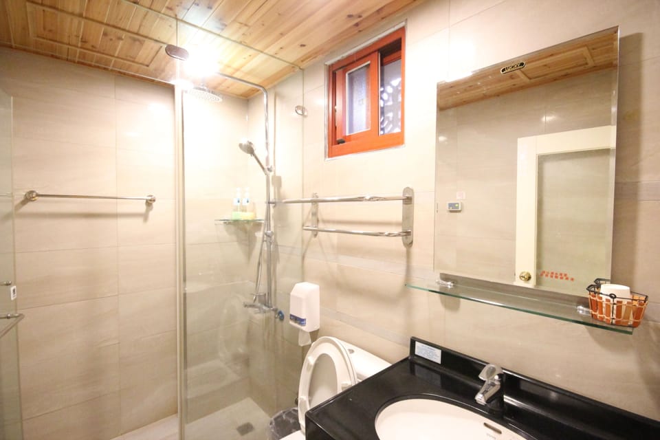 Family Room | Bathroom | Shower, rainfall showerhead, hair dryer, slippers