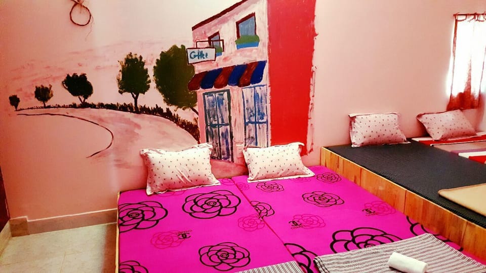 Family Room | Desk, free WiFi
