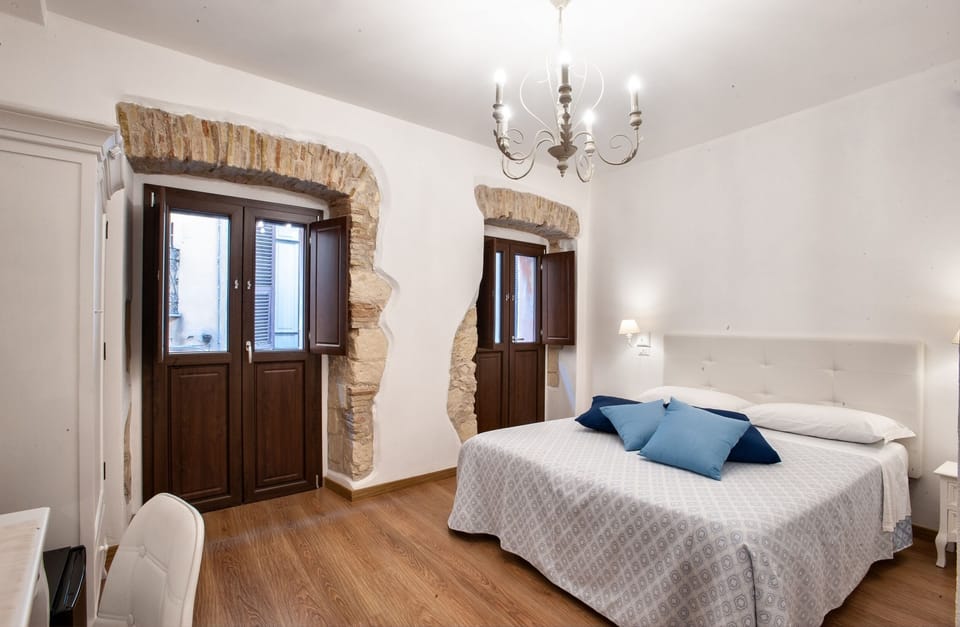 Double Room, Ensuite | 1 bedroom, memory foam beds, minibar (some free items), desk