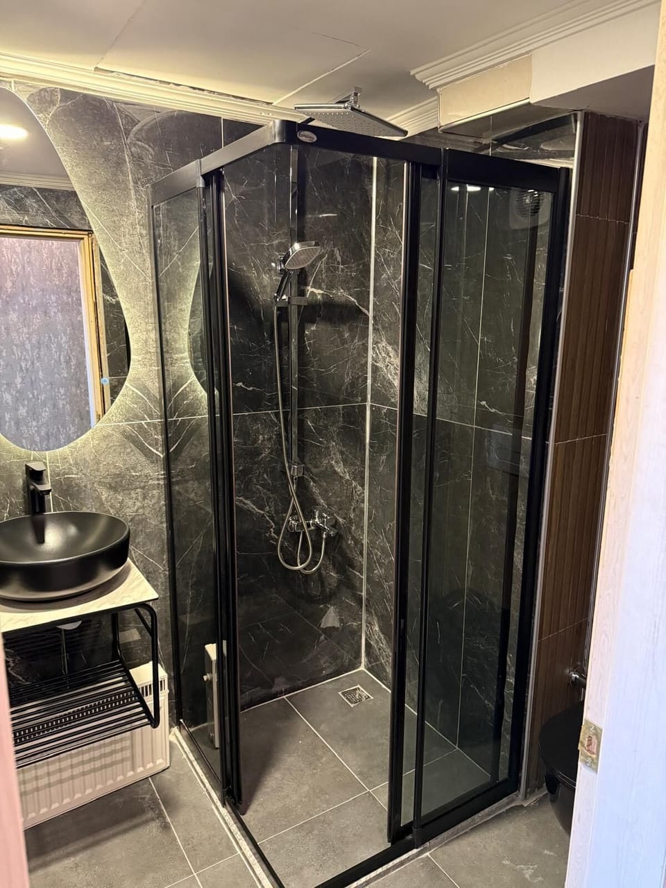 Studio Suite | Bathroom | Shower, hair dryer, slippers, towels