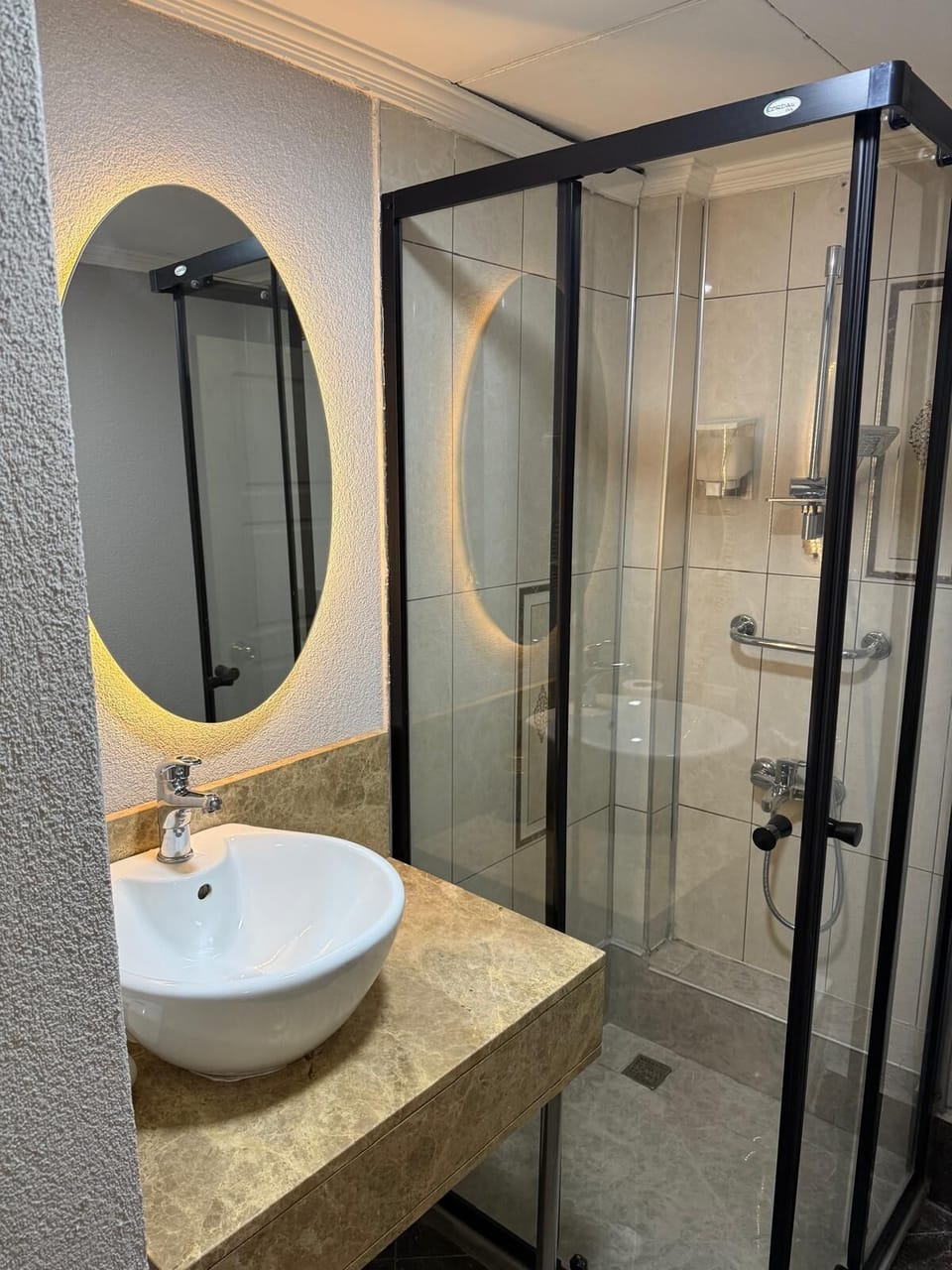 Standard Room | Bathroom | Shower, hair dryer, slippers, towels