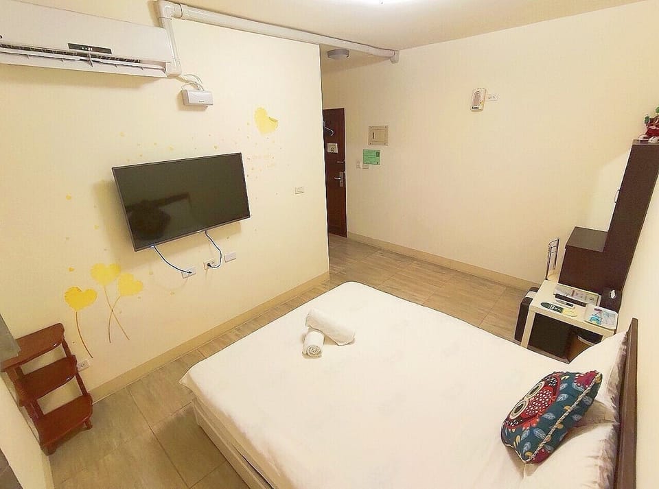 Basic Double Room, 1 Double Bed | 1 bedroom, desk, soundproofing, rollaway beds