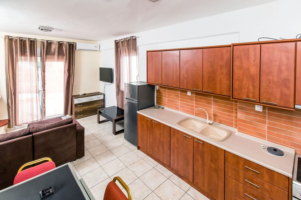 Family Townhome | Private kitchen | Fridge, oven, stovetop, coffee/tea maker