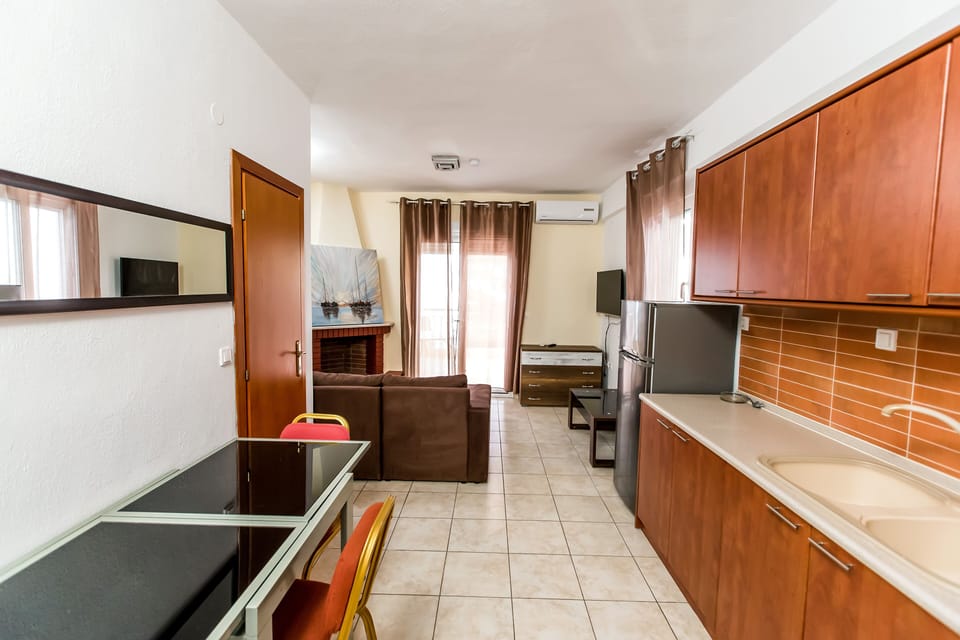 Family Townhome | Private kitchen | Fridge, oven, stovetop, coffee/tea maker