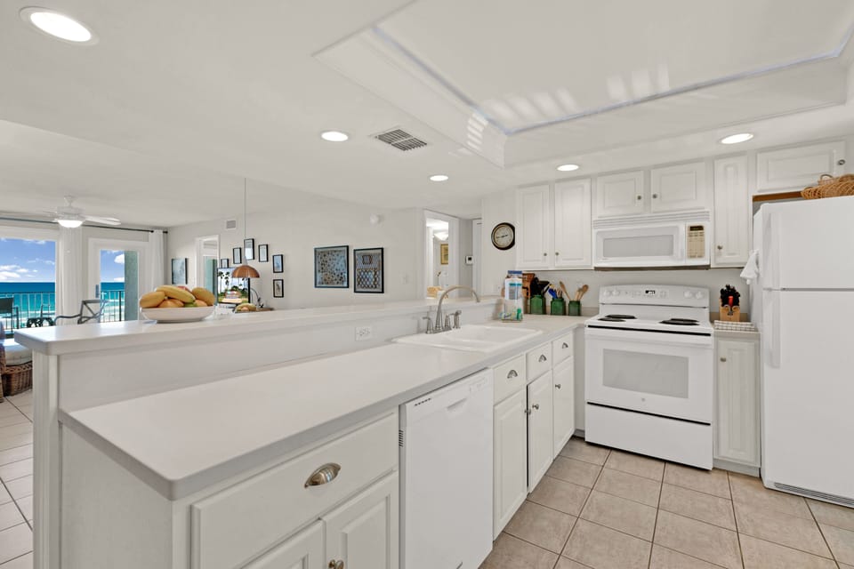 Condo, 3 Bedrooms | Private kitchen | Fridge, microwave, oven, dishwasher