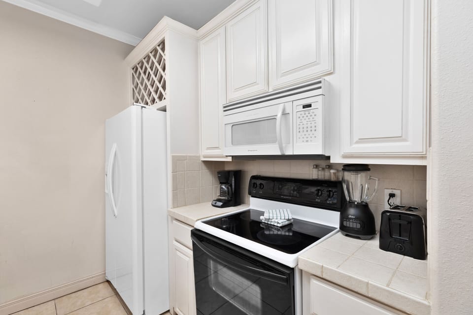 Condo, 2 Bedrooms | Private kitchen | Fridge, microwave, oven, coffee/tea maker