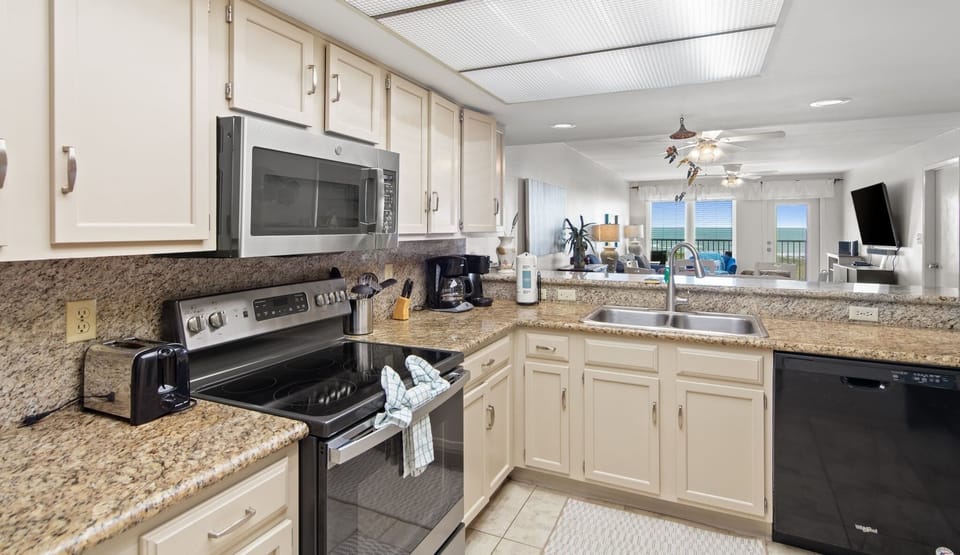 Condo, 2 Bedrooms | Private kitchen | Fridge, microwave, oven, dishwasher
