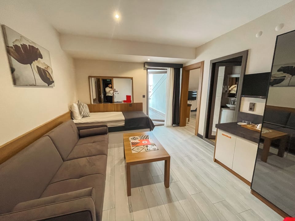 Superior Studio Suite, 1 Bedroom | Free minibar, in-room safe, desk, soundproofing