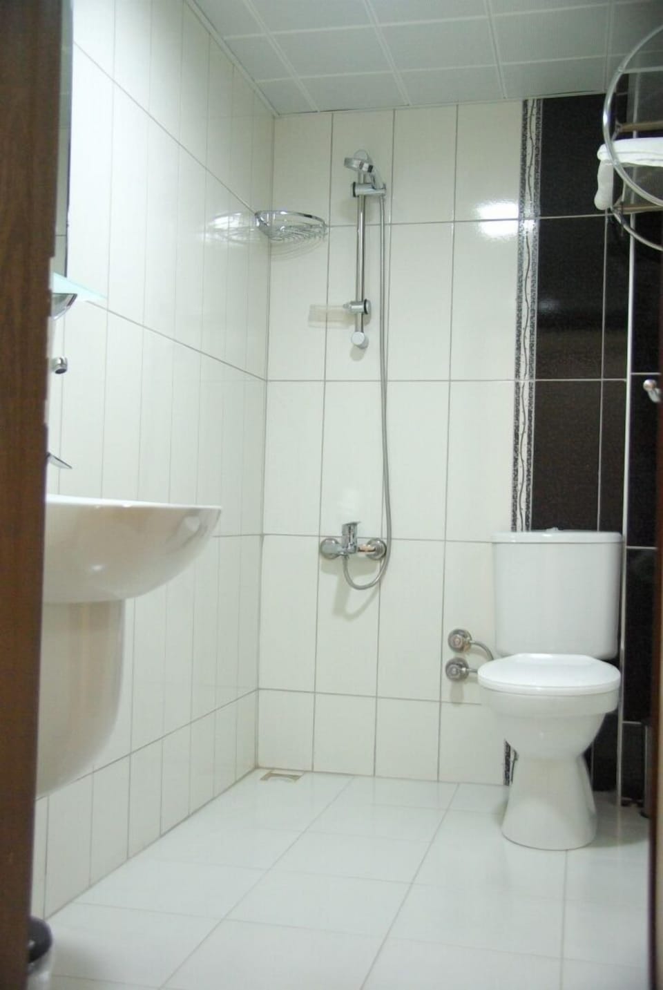 Standard Double Room | Bathroom | Shower, hair dryer, towels