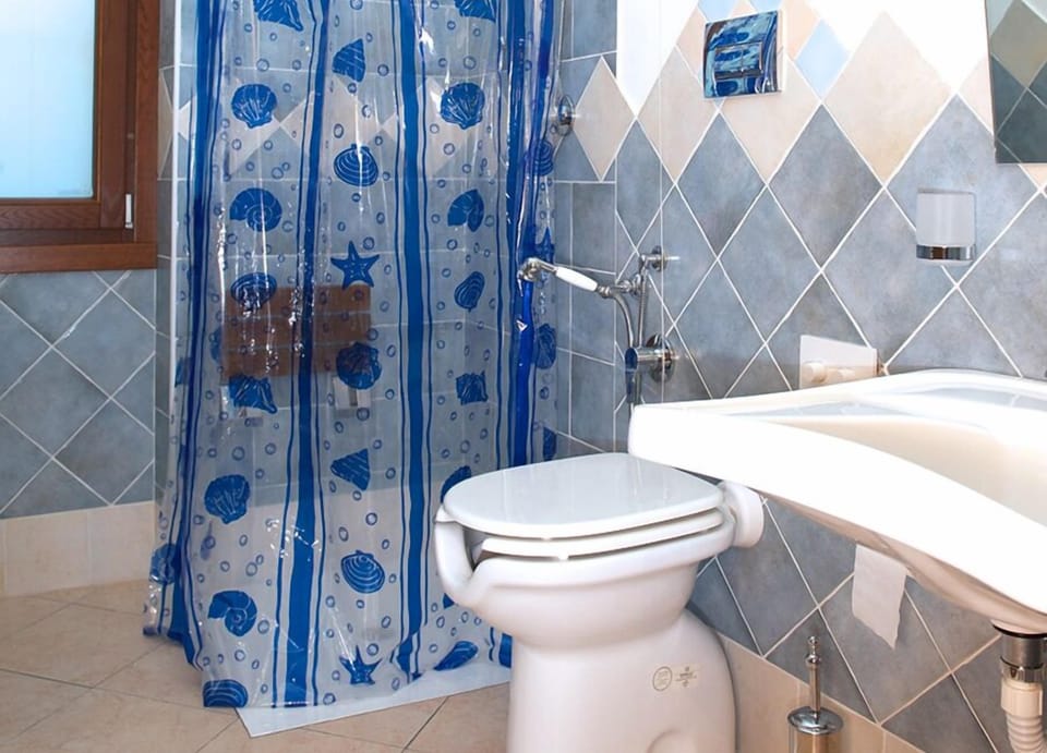 Comfort Room, Accessible | Bathroom | Shower, free toiletries, hair dryer, bidet