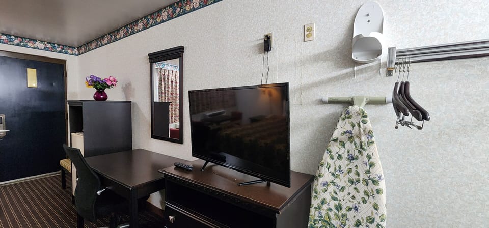 Premium bedding, desk, iron/ironing board, free WiFi