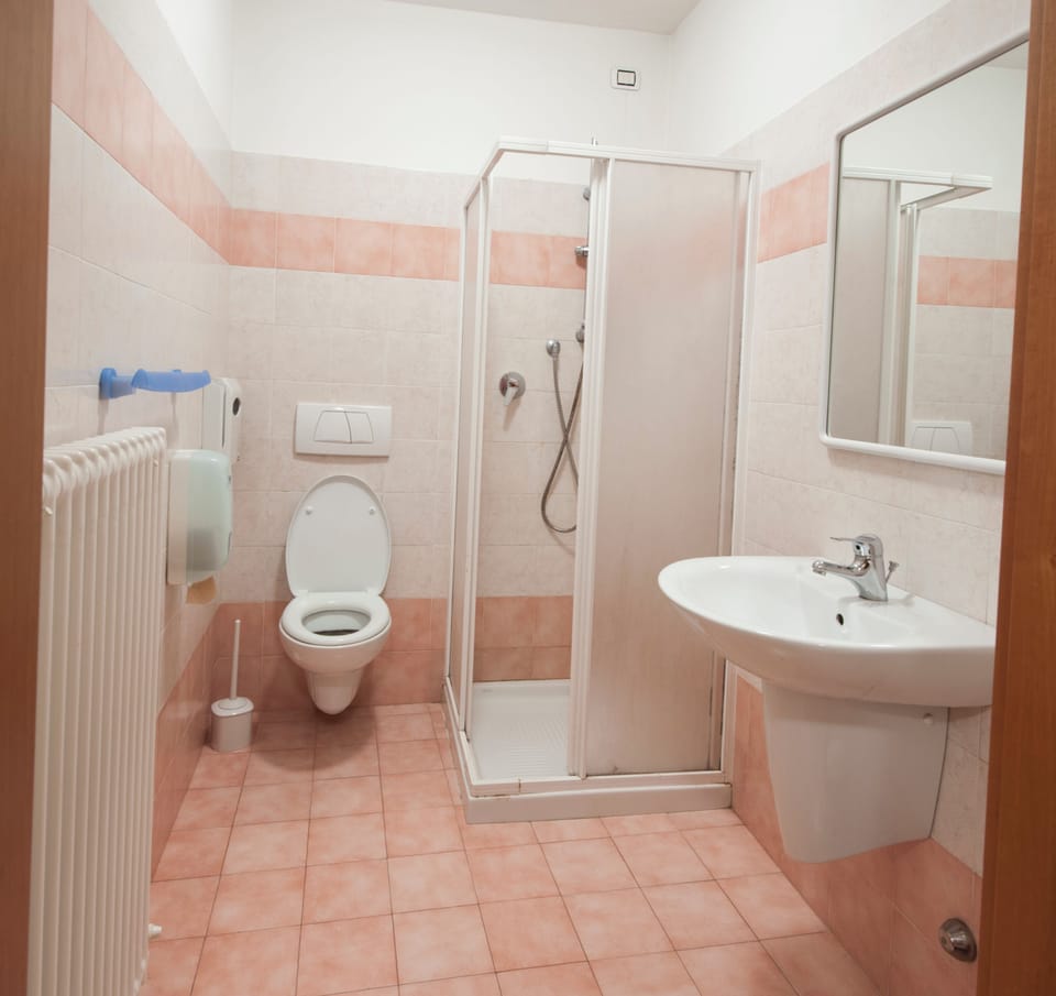 Family Room | Bathroom | Shower, hair dryer, towels