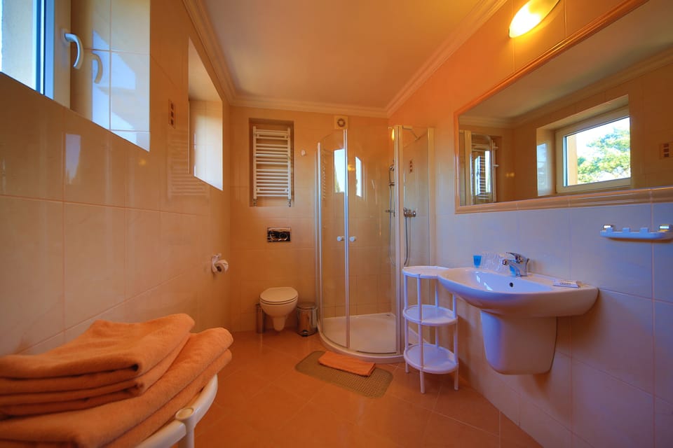 Single Room, Balcony | Bathroom | Shower, designer toiletries, hair dryer, towels