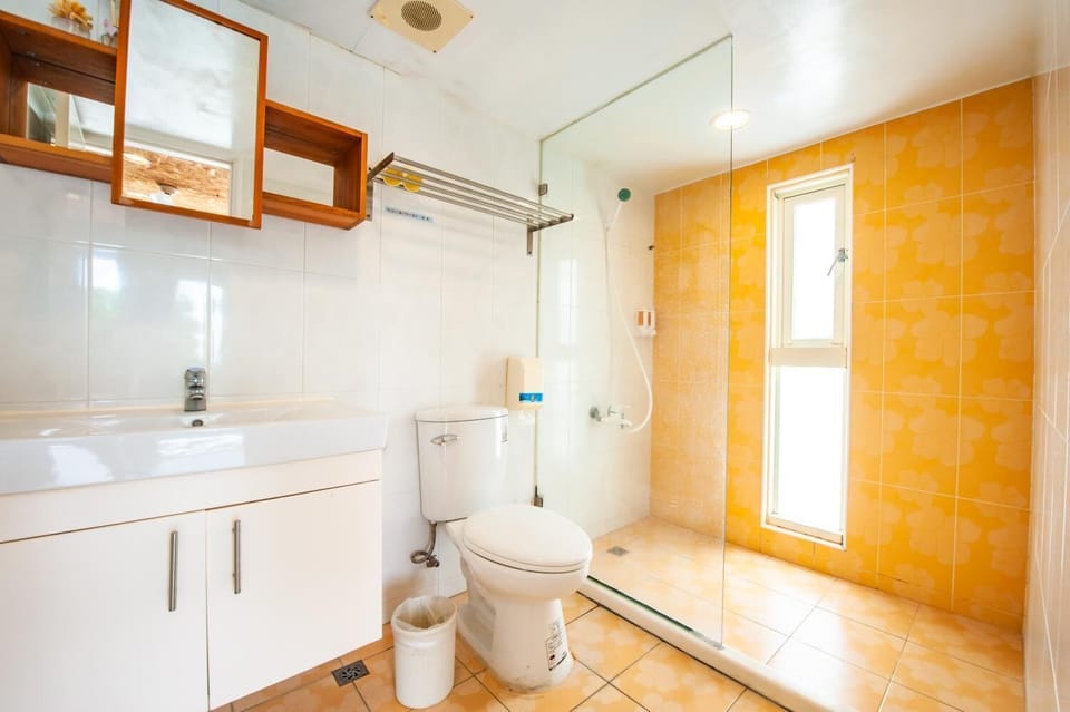 Double Room | Bathroom | Shower, free toiletries, hair dryer, slippers
