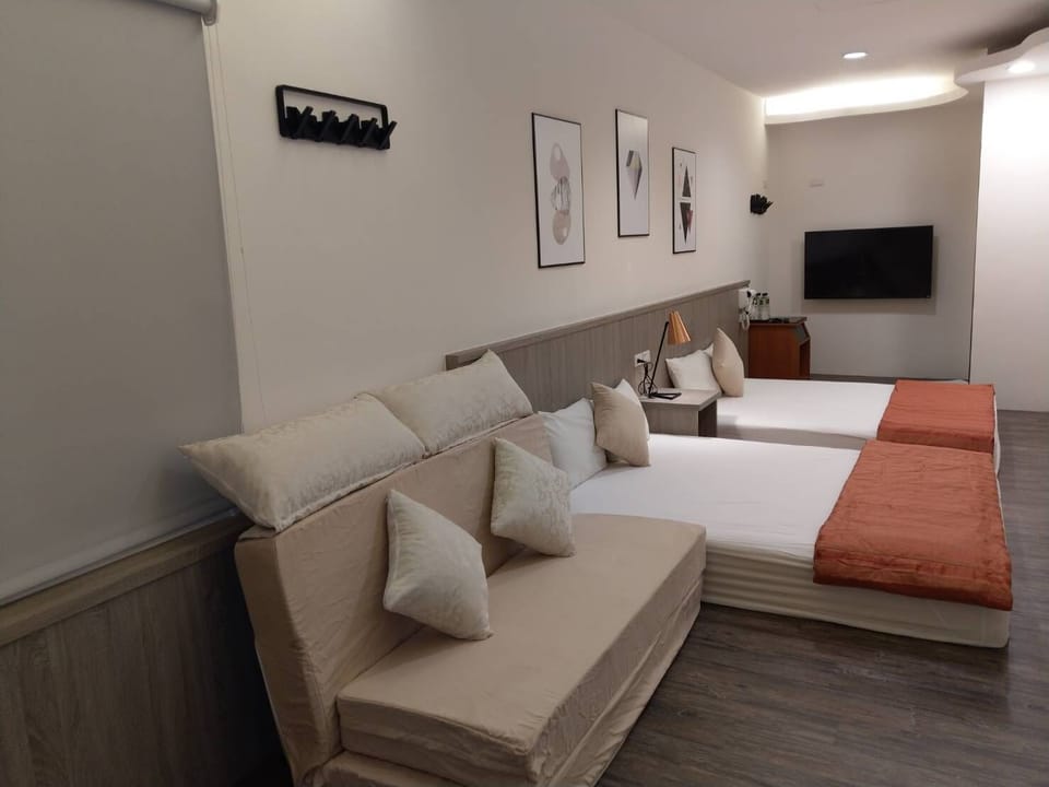 Standard Quadruple Room | Desk, free WiFi