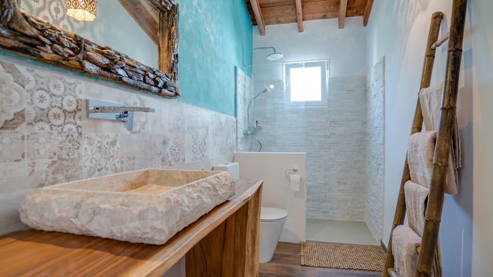 Luxury Double Room, 1 Queen Bed (Fahala) | Bathroom | Shower, free toiletries, towels