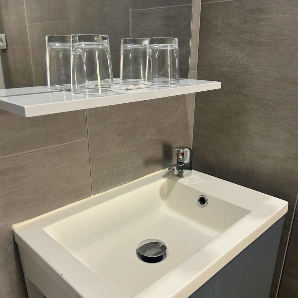 Shower, free toiletries, hair dryer, towels