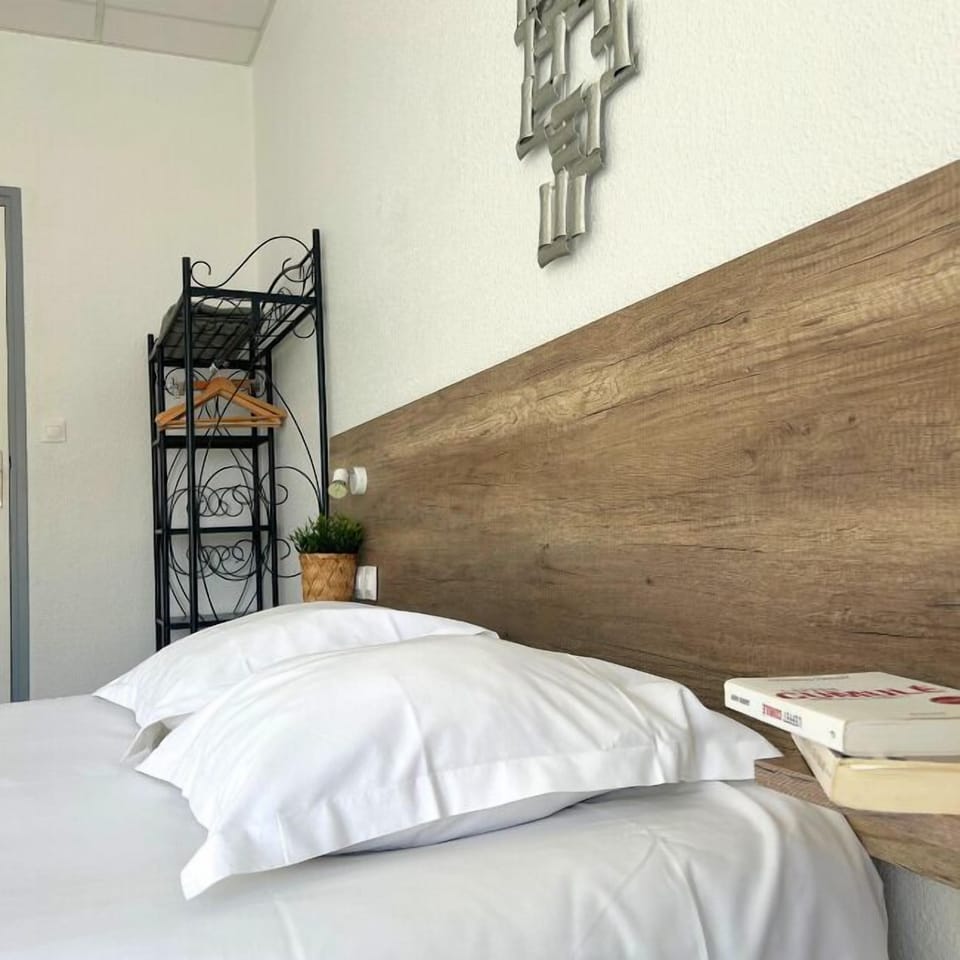 Double Room, Balcony, Sea Facing | Individually decorated, individually furnished, iron/ironing board