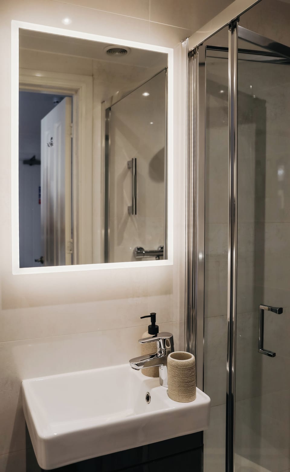 Standard Twin Room | Bathroom | Shower, free toiletries, hair dryer, towels