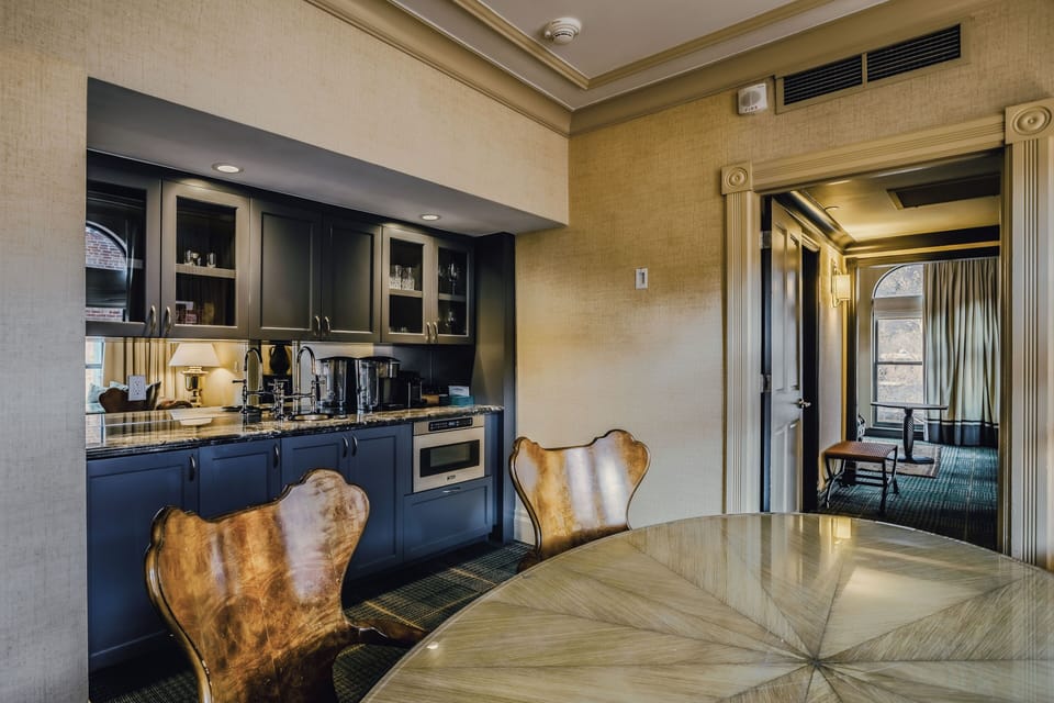 Executive Suite | Living area | TV, video-game console