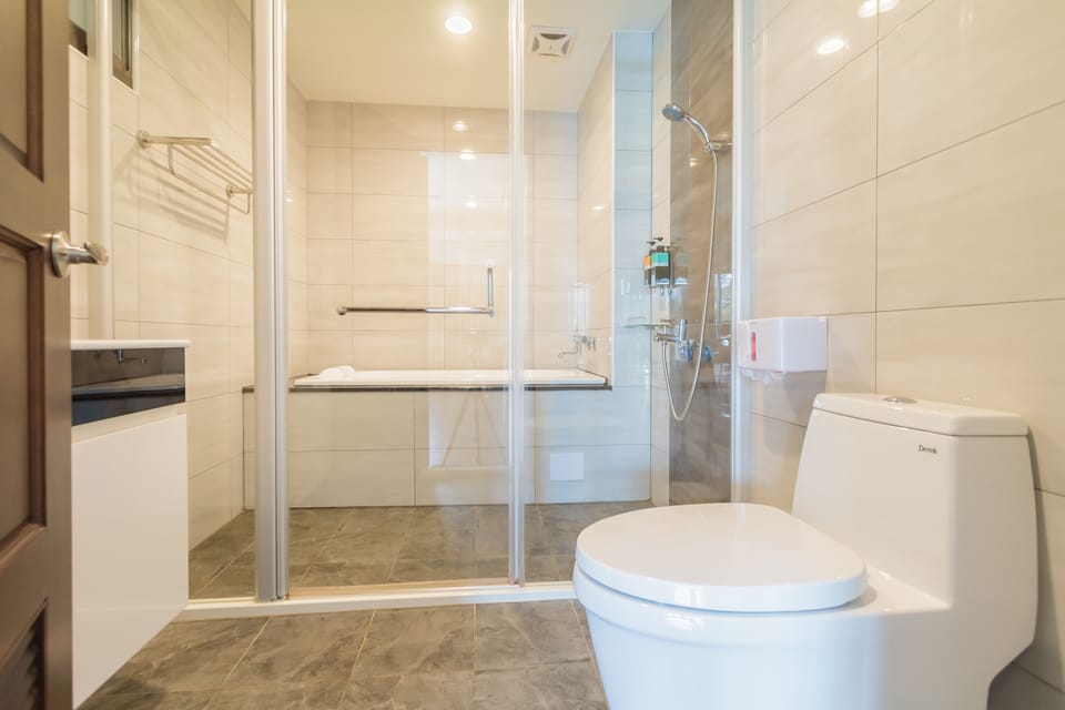 Traditional Quadruple Room, Bathtub | Bathroom | Hair dryer, towels, shampoo, toilet paper