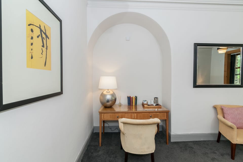 Deluxe Double Room, 1 Double Bed, Shared Bathroom | Living area | Flat-screen TV, Netflix