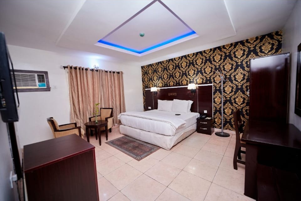 Business Suite | In-room safe, free WiFi, bed sheets
